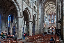 Photographie d'une nef d'église prise de biais