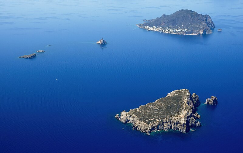 File:Aerial image of riserva naturale orientata Isola di Panarea e scogli viciniori (view from the northeast).jpg