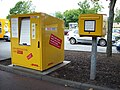 Paketbox links und Stadtbriefkasten rechts.