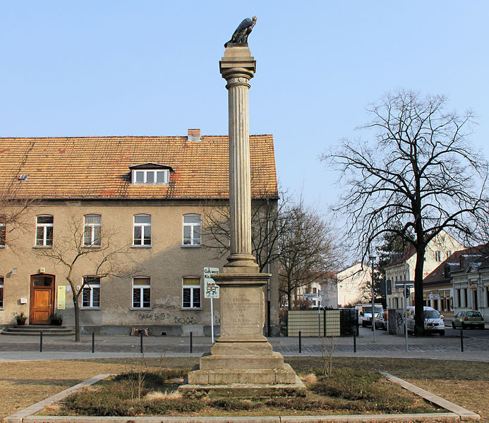 File:Gedenkstele Bölschestr 29 (Frierh) Kriegsopfer Friedrichshagen.jpg