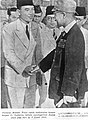 Soekarno berjabat tangan dengan Perdana Menteri Jepang Hideki Tojo.