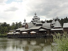 Gebäude im russischen Holzbaustil