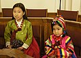 Корейские дети в традиционном костюме