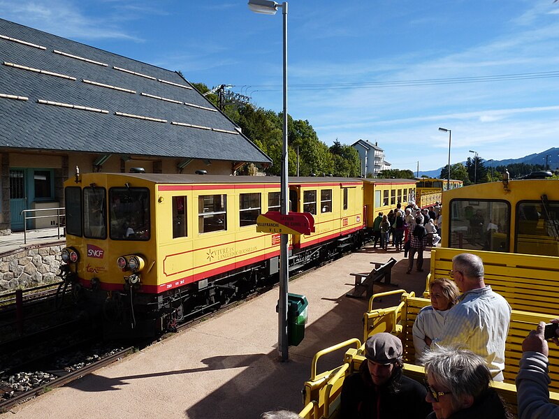 File:Train jaune septembre 2015 08.JPG