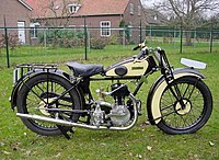 De Matchless Model T/3 500cc-zijklepper uit 1927 kreeg al een zadeltank.