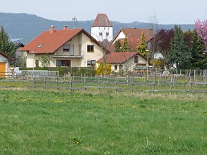 Ortsbild mit Kirchturm