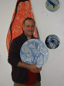 Chris Dagradi met zijn werk in zijn atelier in Delft (oktober 2006)