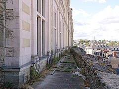 Photographie montrant la terrasse derrière le bâtiment.