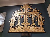 Крст у холу музеја