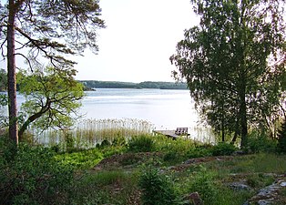 Vy över Mälaren från Nockebyhovs strandpromenad.