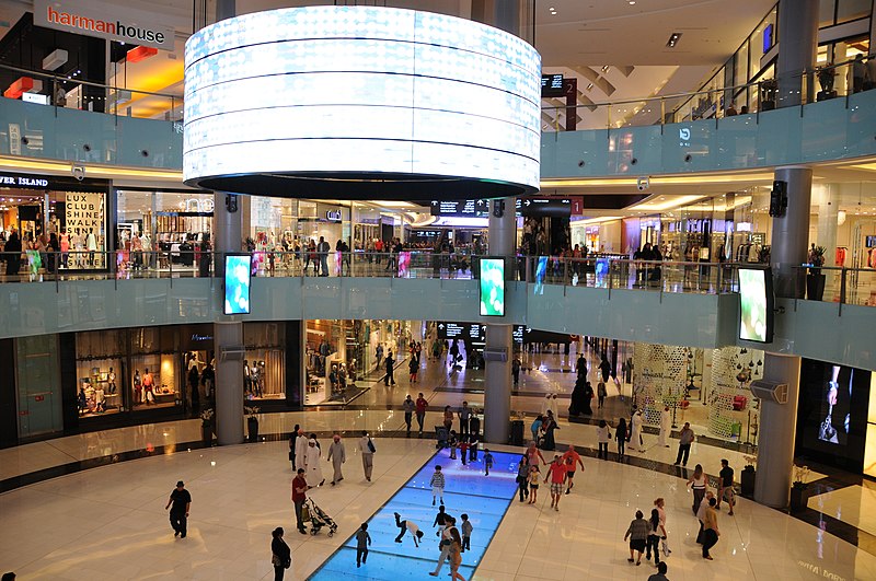 File:A l'intérieur du Dubaï Mall +1200 shops, le plus grand centre commercial du monde (6830160966).jpg