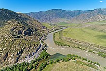 Photographie aérienne d'une vallée encaissée, avec en bas au premier plan la confluence de deux rivières. Le paysage est aride, la végétation se cantonnant aux rives.