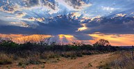 Sinaran krepuskular ketika matahari terbenam dekat Penara Waterberg, Namibia