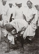 Gandhi at Dandi 5 April 1930.jpg