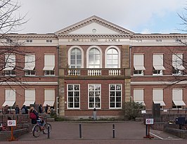 Het Kamerlingh Onnes Gebouw gezien vanaf de voorzijde.