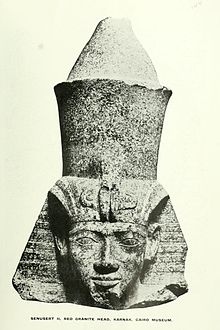 Statue Senusret II Petrie.jpg