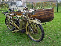 Matchless-JAP Model H uit 1920 met een door Matchless zelf gebouwde sloep. De trommelrem in het voorwiel was toen nog een zeldzaamheid, maar voor deze zware combinatie zeker geen overbodige luxe.