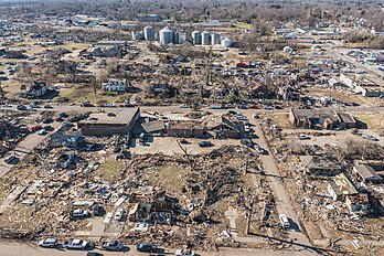 Dégâts causés par les tornades du 10 décembre 2021 à Mayfield, dans le Kentucky. (définition réelle 5 464 × 3 640)