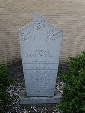 Memorial sous la forme d'une stèle en pierre avec les noms des trois principales victimes.