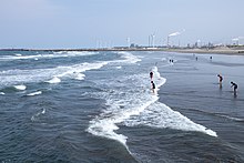 下津海水浴場と鹿島臨海工業地帯