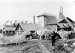 Trummelsbergs bruk omkring år 1900, masugnen i mitten och en Ernst Westmans rostugn till höger.