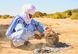 Préparation de la taguella, pain quotidien des touaregs d'Algérie.