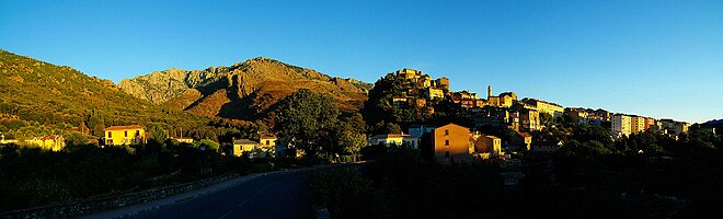 vue panoramique d'un quartier de Corte au soleil levant