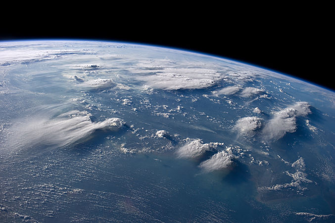 在世界地球日這一天，國際太空站遠征40（英语：Expedition 40）組員，拍下印度尼西亞婆羅州上空附近的雷雨層（英语：Cumulonimbus incus）。