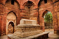 Mausoleo di Iltutmish, Delhi, del 1236, con archi a mensola