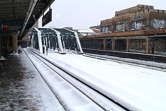 雪の積もった駅ホーム