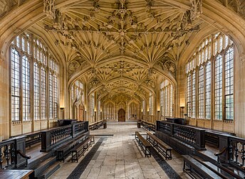 La Divinity School, dans la bibliothèque Bodléienne, à Oxford. Elle a servi de décor à quelques scènes des films Harry Potter. (définition réelle 6 916 × 5 060)