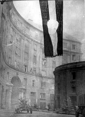 A Corvin köz a forradalom és szabadságharc alatt, a Rákosi-címertől megfosztott (lyukas) zászlóval