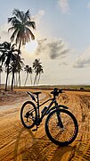 VTT à la plage sur la route des pêches au sud du Bénin 02.jpg