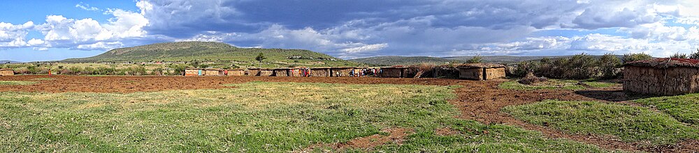 ’n Panoramiese uitsig op ’n Masai-dorpie, van binne gesien.