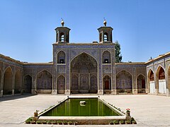 Iwán occidental de la mezquita Nasir ol Molk (1888) en Shiraz ( Irán). Ampliación lateral de dos pisos del iwán. Los pabellones en el techo están inspirados en el estilo mogol.