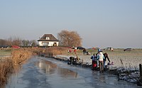 Het voormalige stoomgemaal in Noordeinde met schaatsers