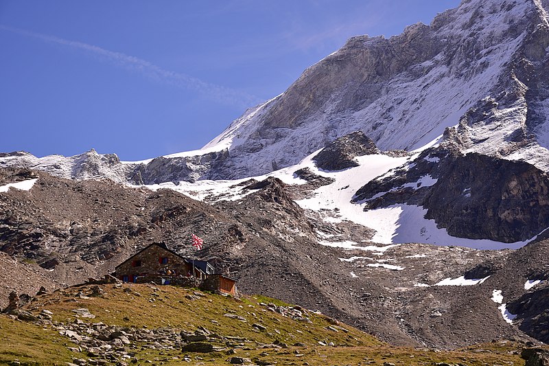 File:Arpitettaz Hut (2.786 m).jpg