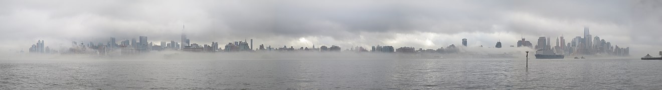 Hudson River Panorama of Manhattan.jpg