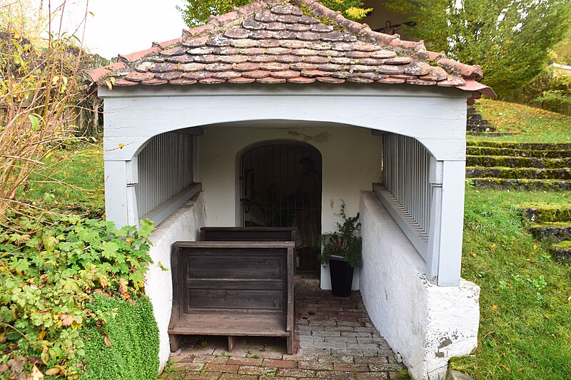 File:Kalvarienberganlage (Altmannstein) Kapelle Christus an der Martersäule.jpg