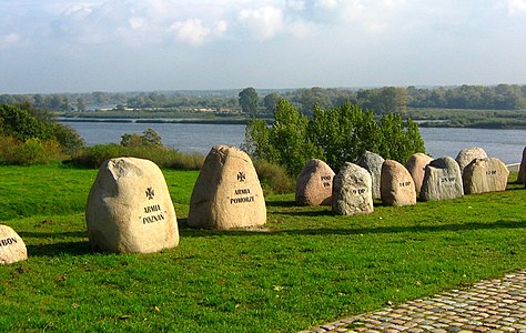 Usytuowane na prawym brzegu Wisły granitowe kamienie z nazwami armii, dywizji i mniejszych jednostek, które brały udział w Bitwie nad Bzurą