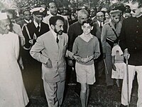 Selassie de mãos dadas com o futuro primeiro-ministro indiano Rajiv Gandhi