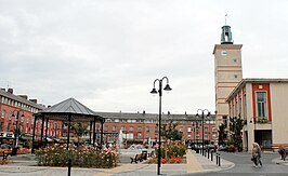Vernieuwde markt (na de luchtbombardementen van 1940) met gemeentehuis en kiosk