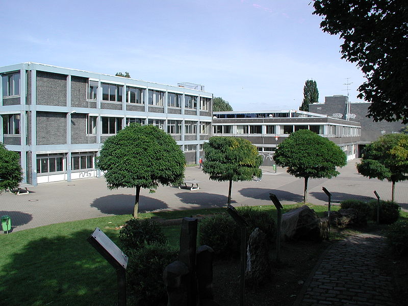 File:Ernst-Mach-Gymnasium-Huerth-Innenhof.JPG