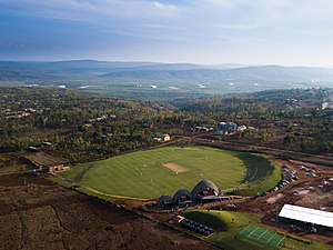 Gahanga-Cricketstadion im Distrikt Kicukiro mit dem Nyabarongo im Hintergrund