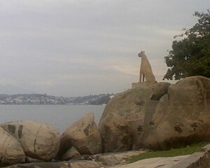 Estátua Pedra da Onça, na Praia da Guanabara, litoral norte da Freguesia.