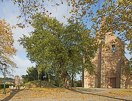 The oak of Sully and the church in Villariès