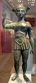 Statuette d'un soldat aux cheveux bouclés avec un casque et une armure.