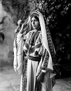 Nikah gününde çeyizli başörtüsü giyen Fahra Izhak Eadeh adlı Ramallahlı bir genç kadın. (Üreten:American Colony (Jerusalem) Photo Depart.)