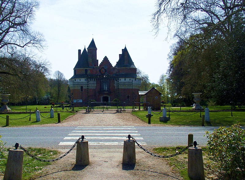 File:Rambures vue du château depuis parking 1.jpg