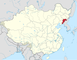 Provinsen Antungs läge i Manchukuo och Republiken Kina markerat i mörkblått.